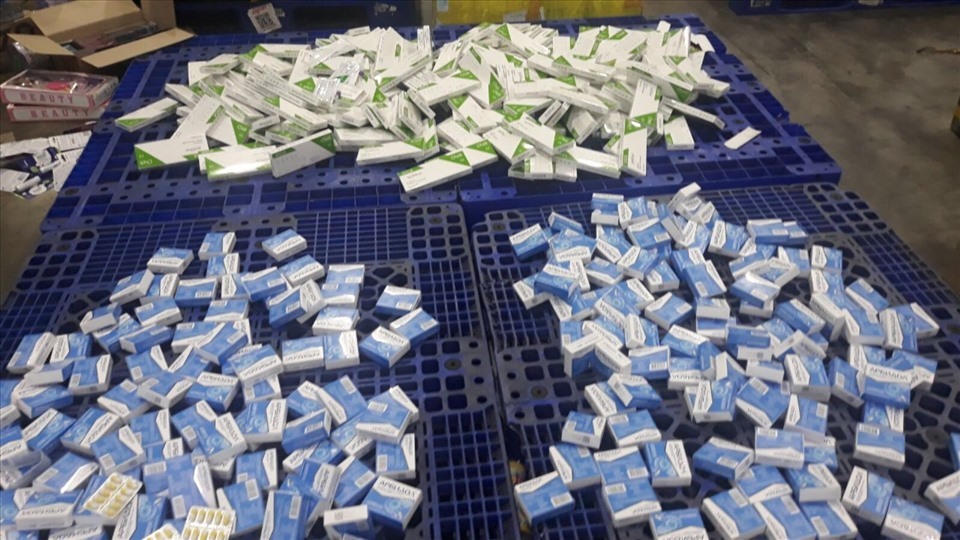 Hàng trăm hộp thuốc và các bộ kit test COVID-19 bị phát hiện. Ảnh Hải quan cung cấp. Ảnh: Hải quan cung cấp