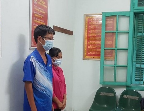 Hai nhân viên y tế huyện Hưng hà, tỉnh Thái Bình nhận tiền hối lộ để giúp công nhân “thông chốt” kiểm dịch. (Nguồn: tienphong.vn)
