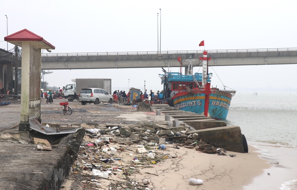 Bến cho tàu neo đậu của Cảng cá Cửa Việt bị sụt lún, hư hỏng. (Ảnh: Nguyên Lý/TTXVN)