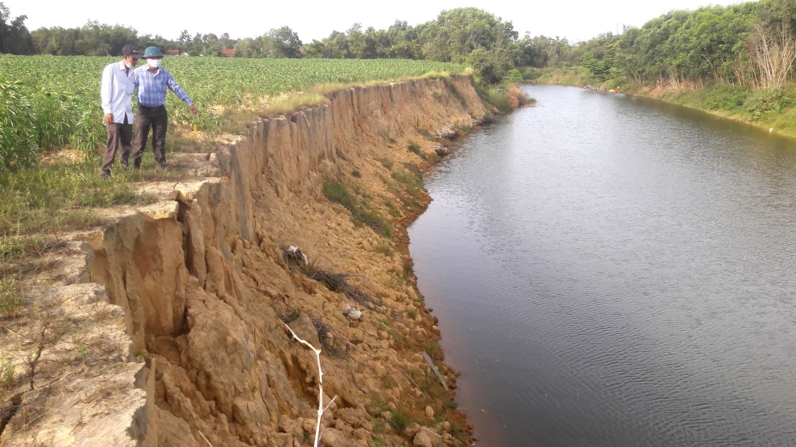 Nhiều diện tích đất nông nghiệp ven sông Nhùng (Hải Lăng) bị nước lũ cuốn trôi