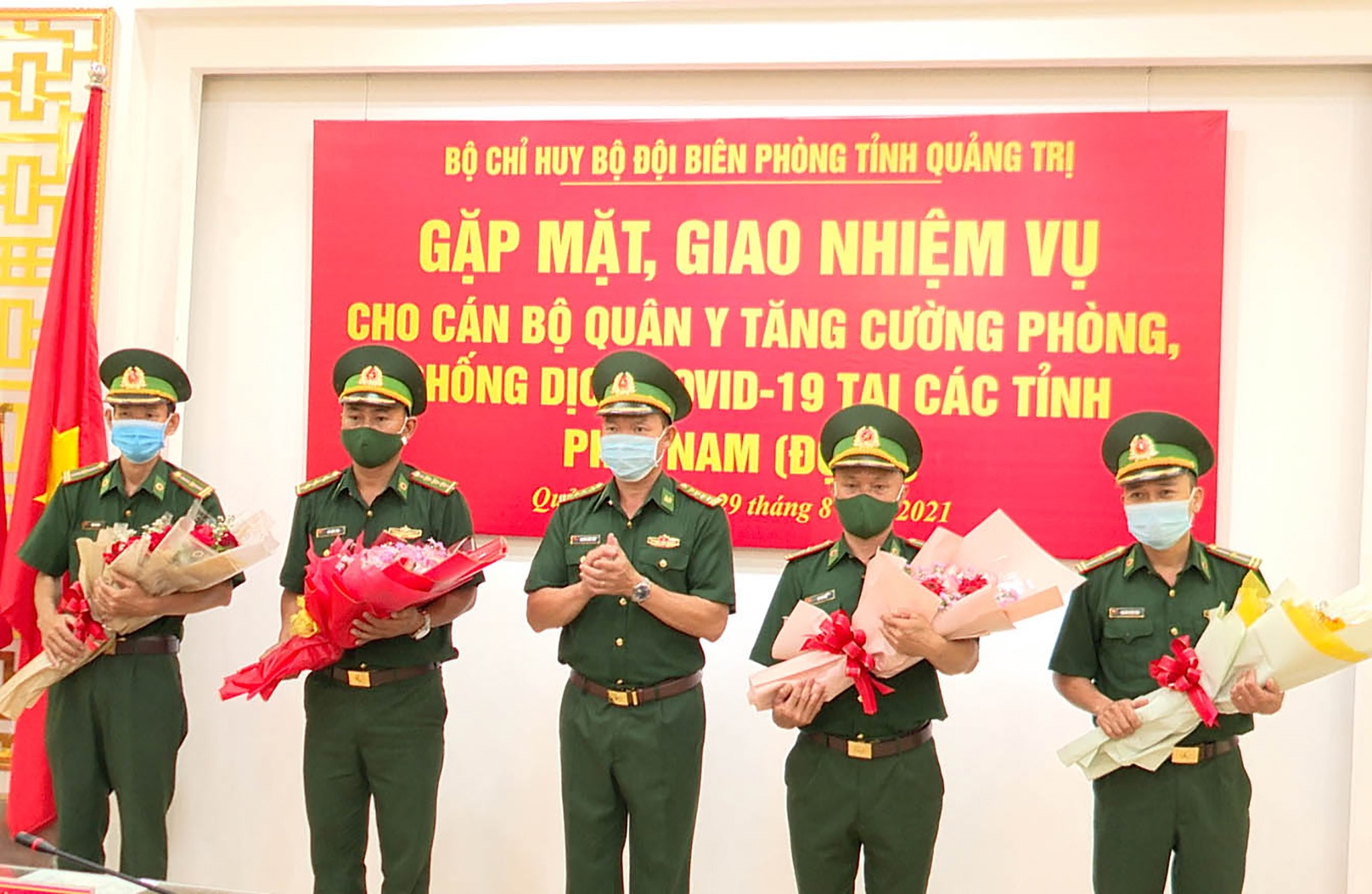 Chính ủy BĐBP Quảng Trị, Đại tá Nguyễn Xuân Toàn tặng hoa và giao nhiệm vụ cho các cán bộ quân y tình nguyện vào các tỉnh, thành phía Nam phòng, chống COVID – 19-Ảnh: Phước Trung