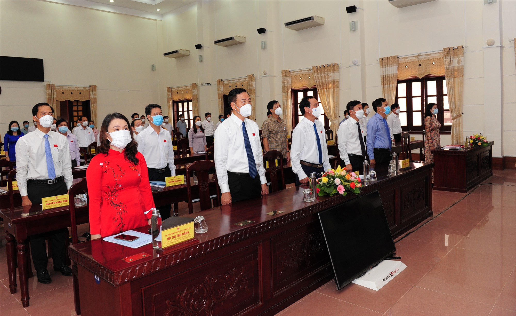 Các đại biểu làm lễ chào cờ trước khi bước vào kỳ họp - Ảnh: Trần Tuyền