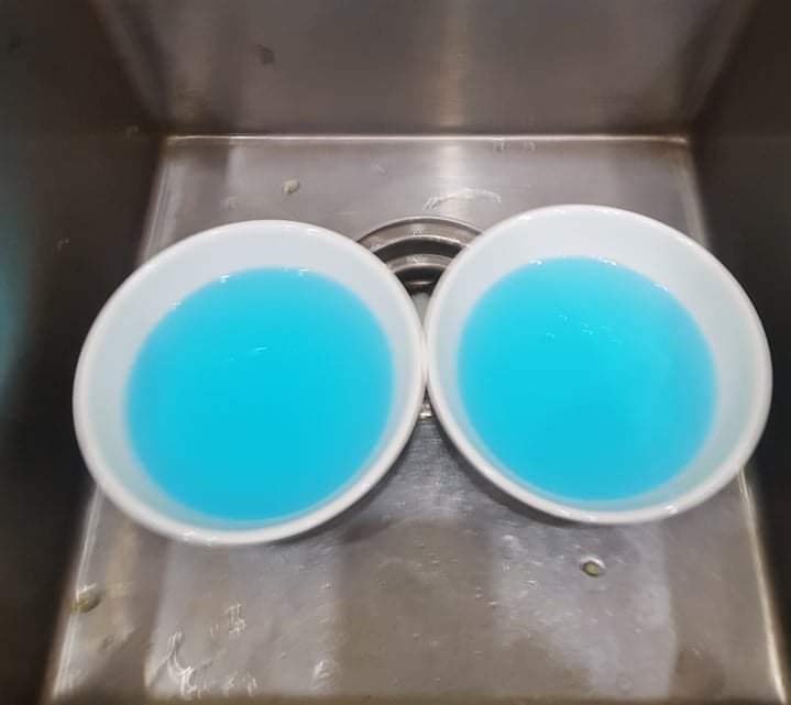 Mẫu nước bị nhuốm màu xanh lạ được người dân giữ lại, cung cấp cơ quan chức năng tiến hành xét nghiệm, làm rõ.