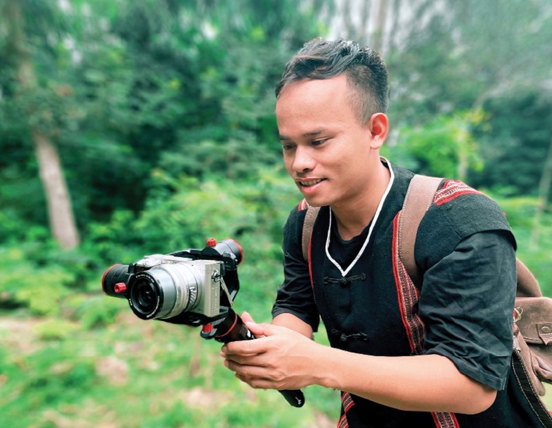 Hồ Văn Ngởi làm nên những thước phim ấn tượng với chiếc máy ảnh nhỏ - Ảnh: T.L