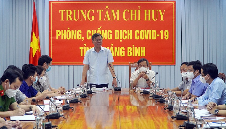Đồng chí Chủ tịch UBND tỉnh, Chỉ huy trưởng Trung tâm Chỉ huy phòng, chống dịch Covid-19 tỉnh Trần Thắng phát biểu tại buổi làm việc.