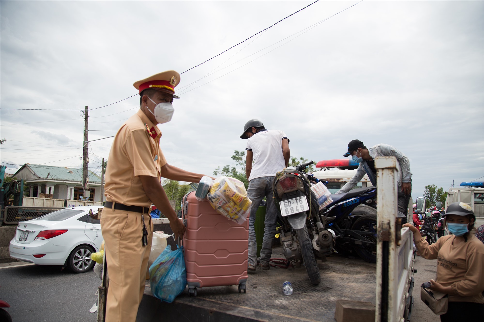 Lực lượng CSGT Quảng Trị hỗ trợ đưa những người sức khỏe yếu, xe có sự cố về chốt
