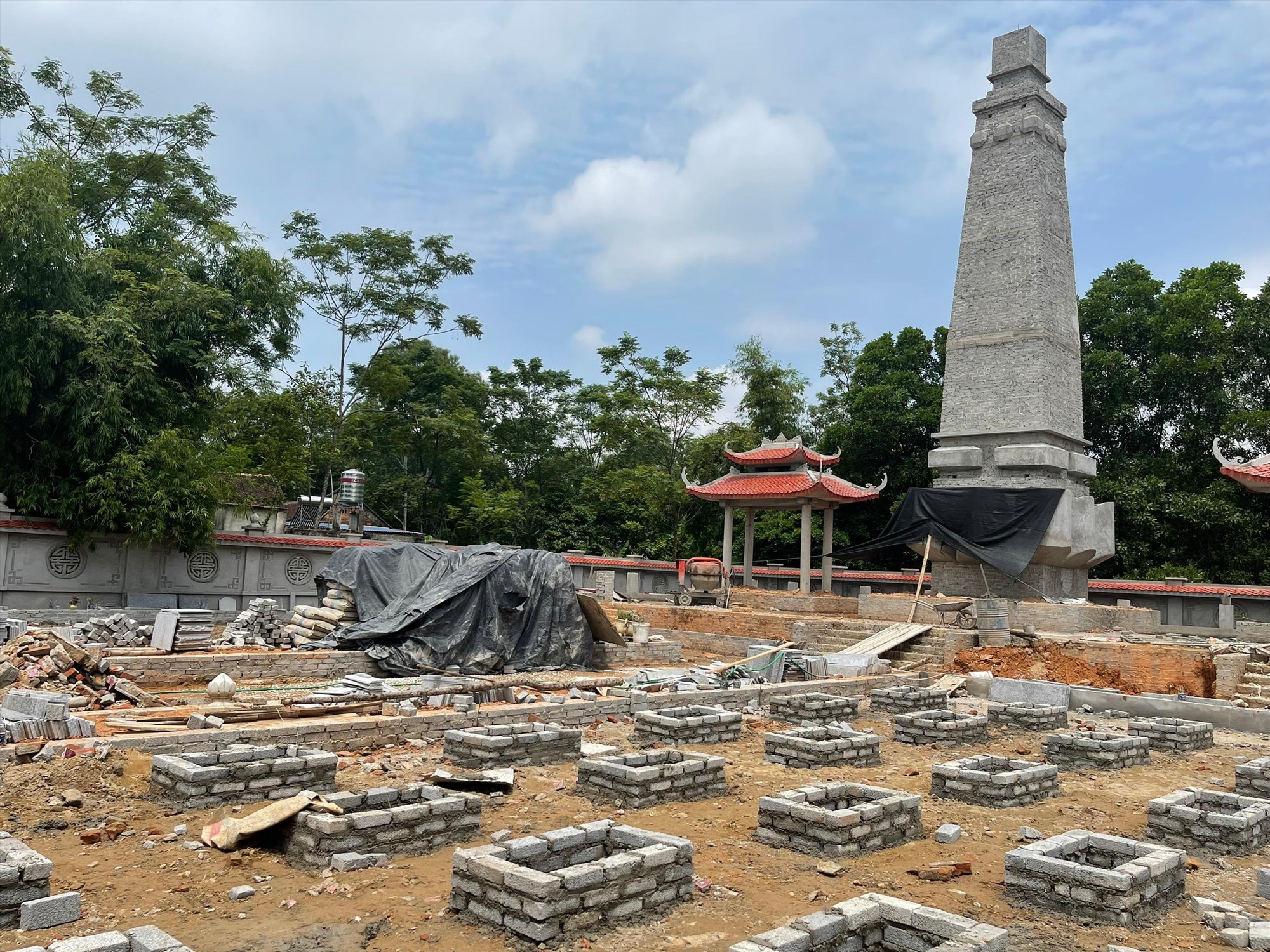 Các phần mộ liệt sĩ sau khi bị san phẳng được xây lại từ đầu