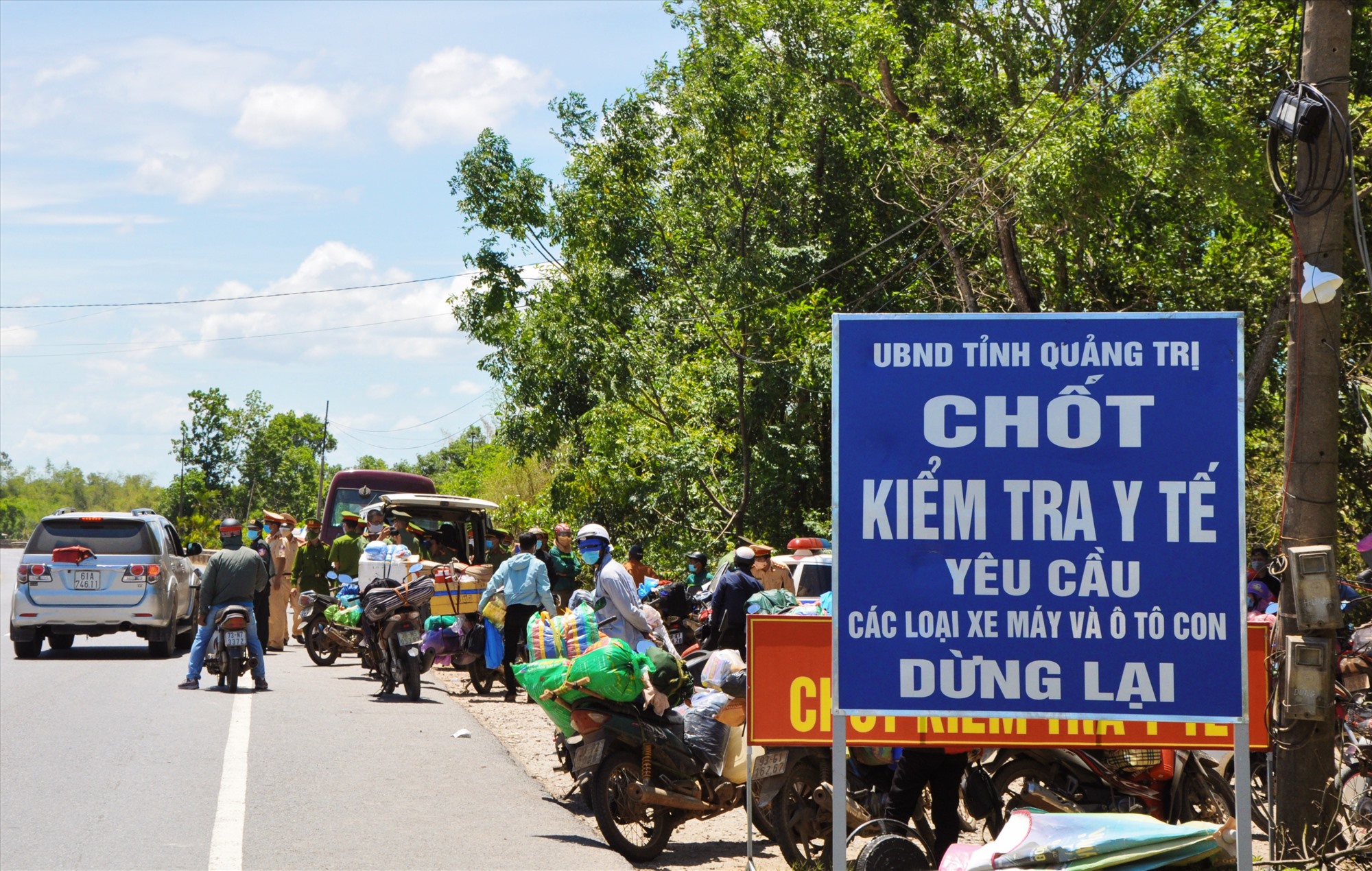 Nhiều người Quảng Trị trở về quê từ miền Nam bằng xe máy được ghi nhận dương tính với SARS-CoV-2 - Ảnh: Quang Đăng
