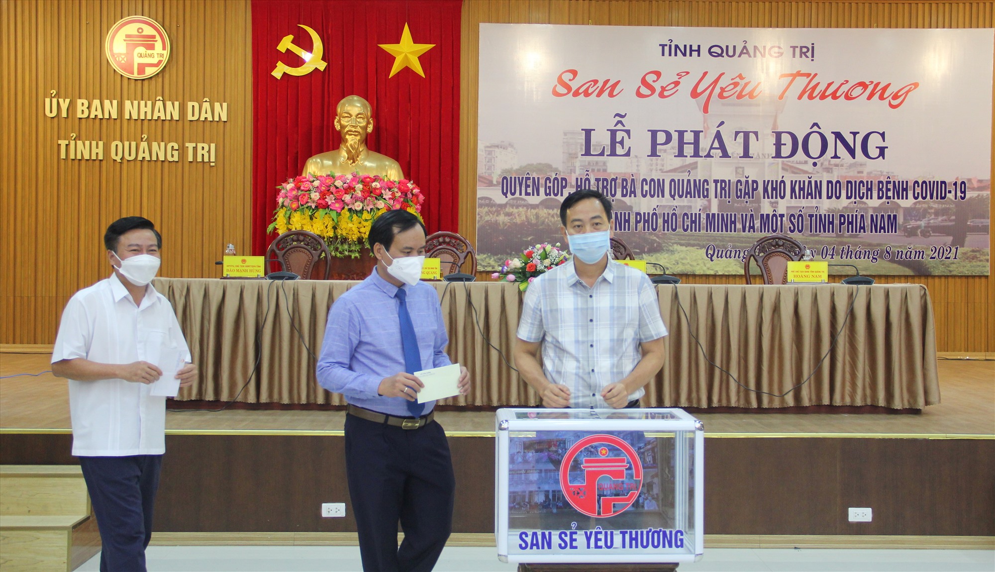 Phó Bí thư Thường trực Tỉnh ủy, Chủ tịch HĐND tỉnh Nguyễn Đăng Quang và lãnh đạo tỉnh trực tiếp ủng hộ tại chương trình - Ảnh: MĐ