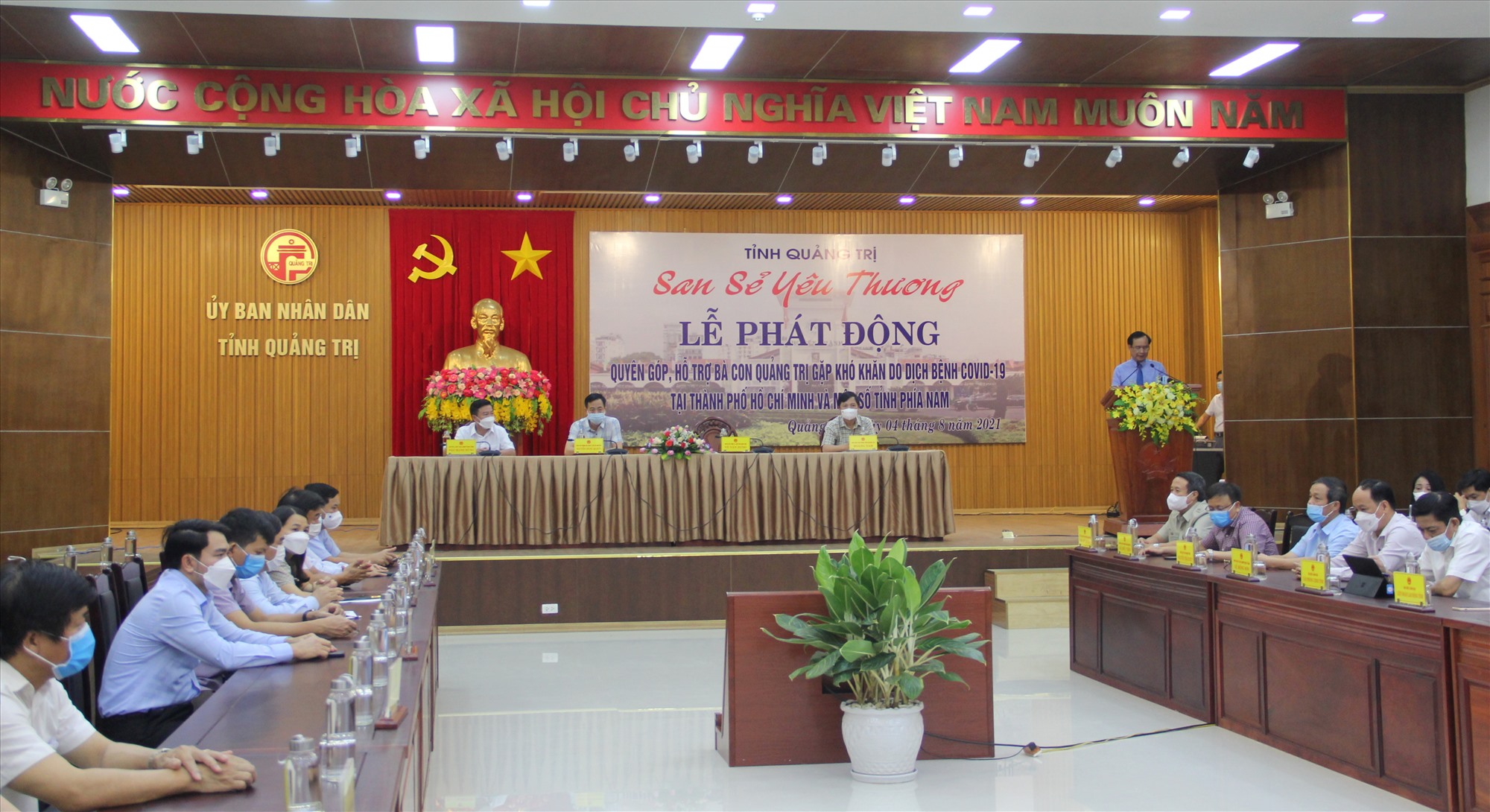 Chủ tịch UBND tỉnh Võ Văn Hưng phát biểu phát động chương trình - Ảnh: MĐ