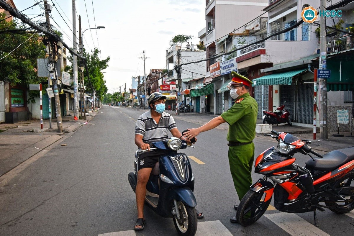 Việt Nam đang trải qua một đợt bùng phát tồi tệ nhất từ trước đến nay và phải áp dụng các biện pháp giãn cách nghiêm ngặt. Ảnh: HCDC