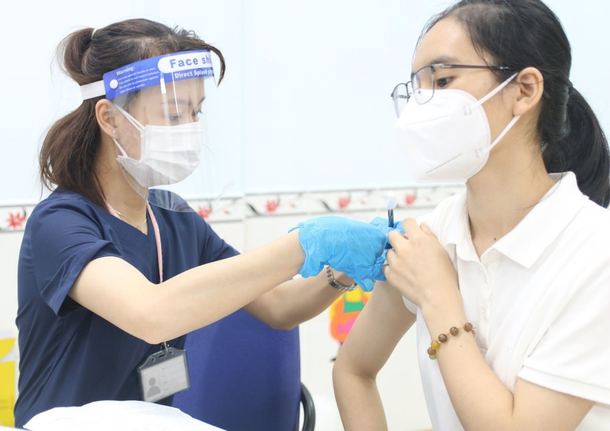 Việt Nam và các quốc gia châu Á đang gấp rút đẩy nhanh tốc độ tiêm vaccine để sớm mở cửa trở lại. Ảnh: HCDC