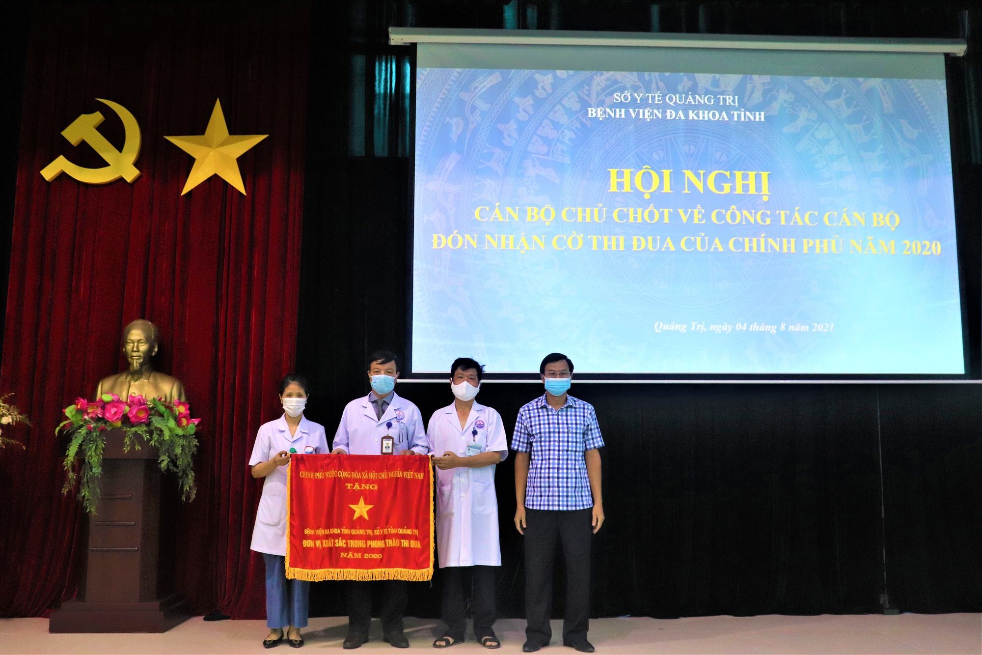 Ban lãnh đạo Bệnh viện Đa khoa tỉnh Quảng Trị nhận Cờ thi đua của Chính phủ - Ảnh: T.P
