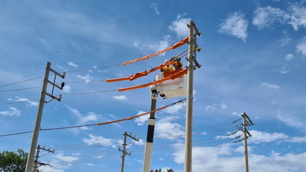 Chỉ trong 7 tháng đầu năm 2021, Công ty Điện lực Quảng Trị đã thực hiện hơn 400 lượt công tác không cắt điện trên lưới điện 22kV