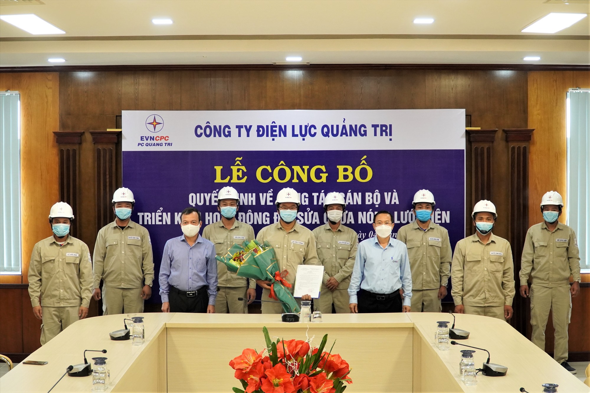 Lãnh đạo Công ty Điện lực Quảng Trị chúc mừng đội Sửa chữa nóng lưới điện