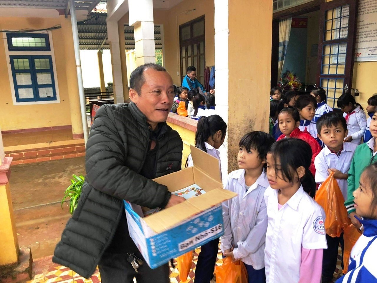 Anh Trần Đức Sinh trong một chuyến trao quà cho trẻ em vùng cao