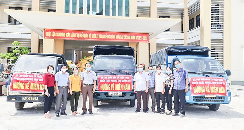 Những chuyến hàng của người dân Triệu Phong ủng hộ người dân TP. Hồ Chí Minh chuẩn bị lên đường - Ảnh: N.P.H