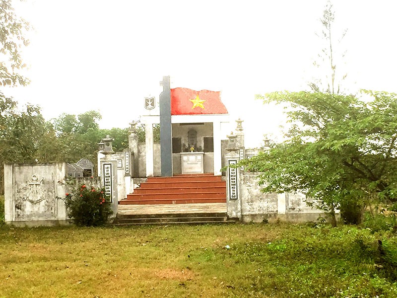 Nhà bia tưởng niệm các anh hùng liệt sĩ hy sinh trong trận đánh đồi Phú Ân, tháng 10/1967-Ảnh: Đ.T