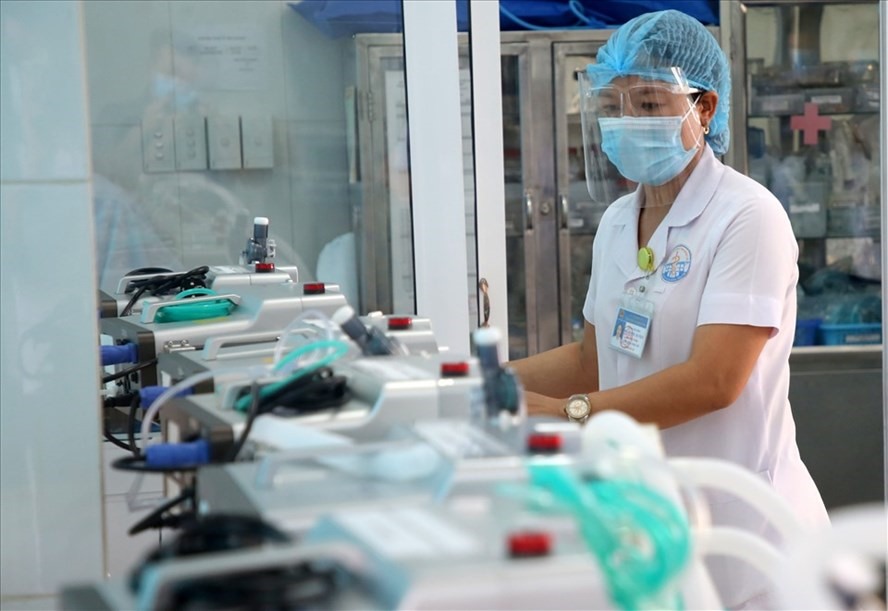Bên trong khu cấp cứu, hồi sức tích cho bệnh nhân COVID-19 tại Bệnh viện Đa khoa tỉnh Quảng Trị. Ảnh: Hưng Thơ.