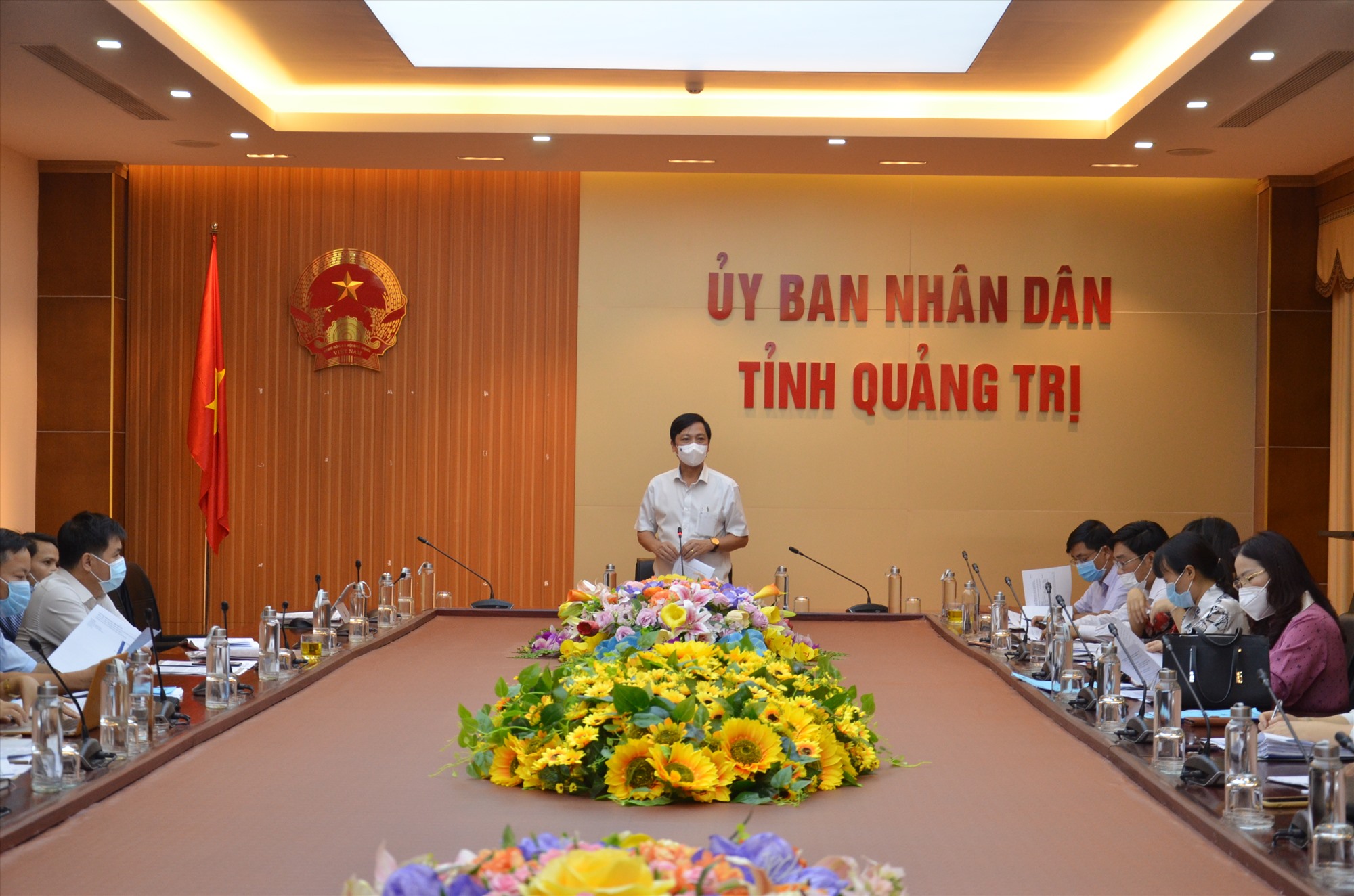 Phó Chủ tịch UBND tỉnh Hoàng Nam phát biểu tại phiên họp - Ảnh: Lê Minh