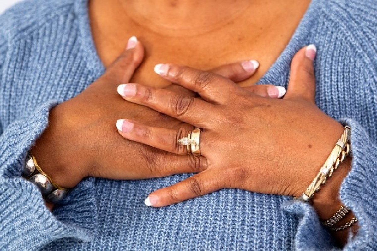 Cảm giác đau thắt lồng ngực: Mặc dù đã được cảnh báo, nhiều người vẫn chọn lờ đi các triệu chứng đau tim trong vài giờ đồng hồ đầu tiên. Không may là các cơ tim bắt đầu chết trong vòng 30 phút sau khi cơn đau tim bắt đầu. Do đó, nếu bạn cảm thấy cơn đau thắt lồng ngực, có thể lan ra cánh tay, lưng và hàm, hãy gọi cấp cứu ngay.