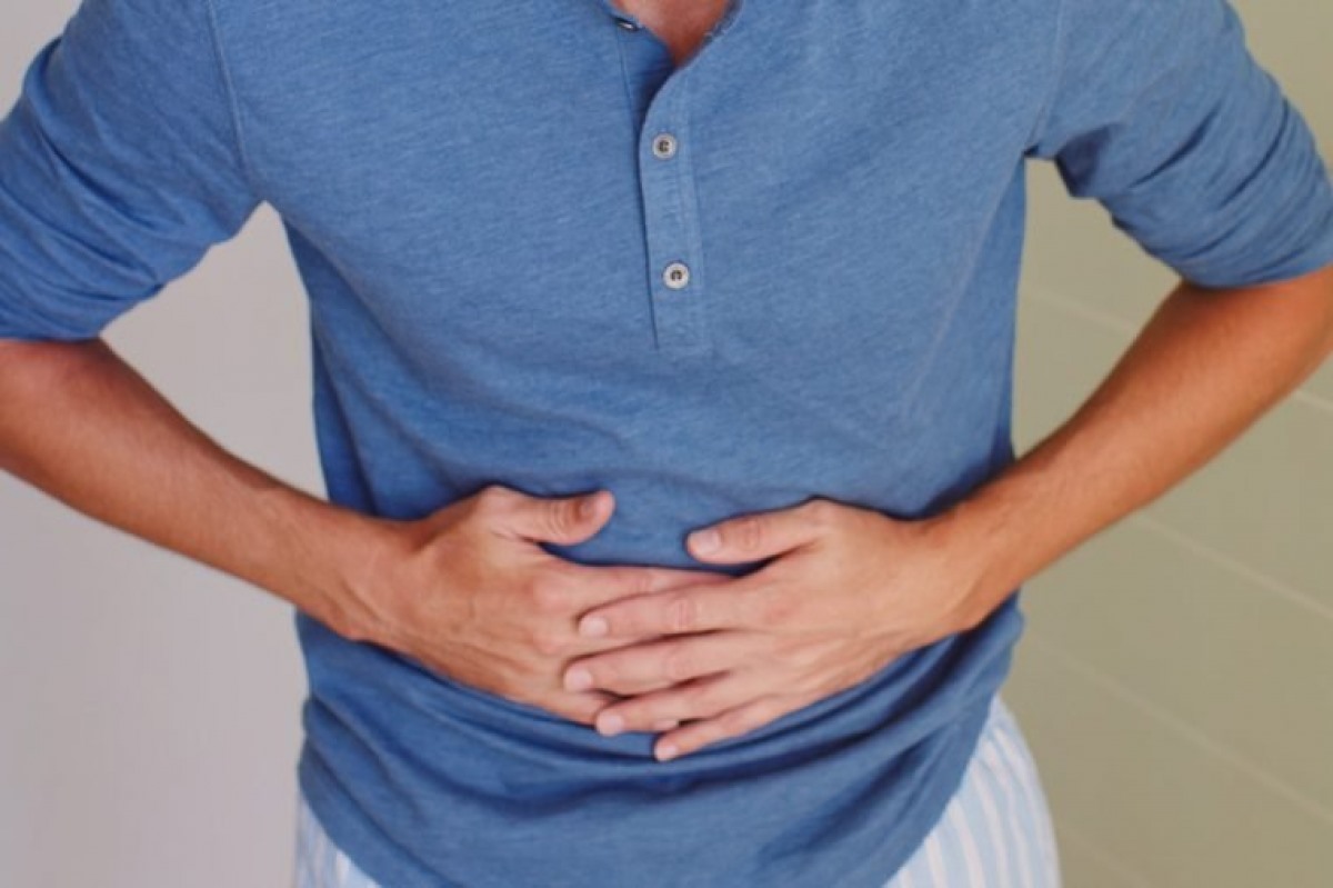 Đau bụng: Đau bụng cũng là một vấn đề sức khỏe rất phổ biến, nhưng có rất nhiều loại đau bụng khác nhau, mà một số cơn đau bụng có thể gây nguy hiểm. Nếu bạn cảm thấy cơn đau nhói dữ dội ở bụng, trở nặng hơn khi bị di chuyển hoặc khiến bạn tỉnh giấc giữa chừng, đó có thể là dấu hiệu viêm ruột thừa hoặc thậm chí là sỏi mật. Nếu cơn đau bụng đi kèm với triệu chứng sốt, sưng bụng, đau thốn, nôn mửa, tiêu chảy hoặc táo bón, đổi màu nước tiểu, vàng da hoặc vàng mắt, hãy gọi cấp cứu y tế ngay lập tức.