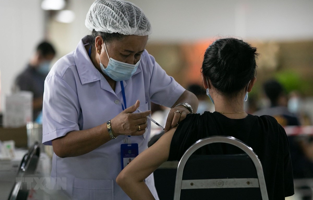Nhân viên y tế tiêm vaccine phòng COVID-19 cho người dân tại thủ đô Vientiane, Lào, ngày 17/6/2021. (Ảnh: THX/TTXVN)