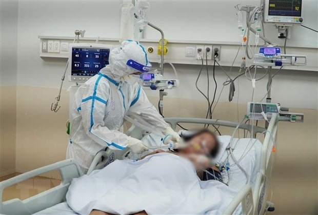 Các y, bác sỹ chăm sóc, điều trị cho bệnh nhân nặng, nguy kịch tại Bệnh viện Hồi sức COVID-19 Thành phố Hồ Chí Minh. (Ảnh: TTXVN phát)