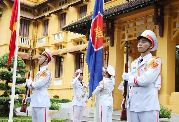 Lực lượng tiêu binh thực hiện nghi thức thượng cờ ASEAN hồi năm 2020. (Ảnh: Lâm Khánh/TTXVN)