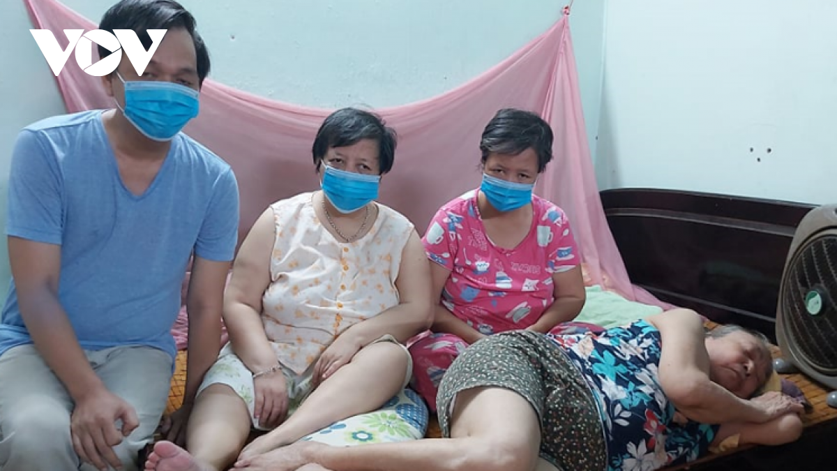 Bà Hồ Thị Lang bị bệnh nằm một chỗ, cả 4 người con trong gia đình đều bị nhiễm chất độc da cam.
