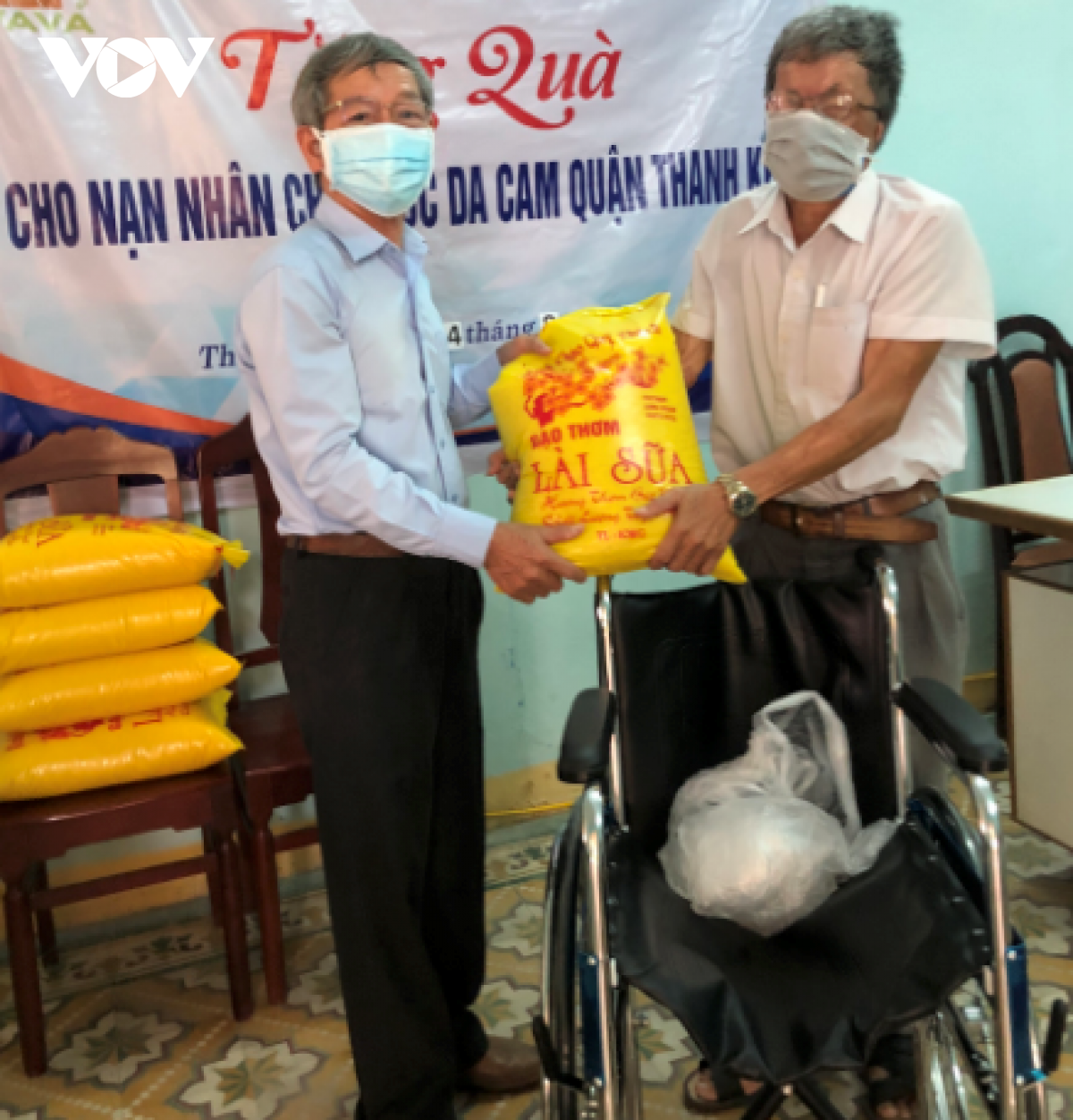 Nạn nhân chất độc da cam thành phố Đà Nẵng được hỗ trợ gạo, xe lăn.