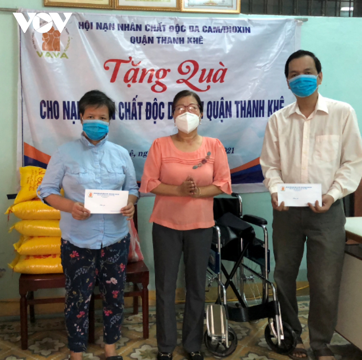 Nạn nhân chất độc da cam quận Thanh Khê, TP Đà Nẵng nhận quà của các nhà tài trợ.