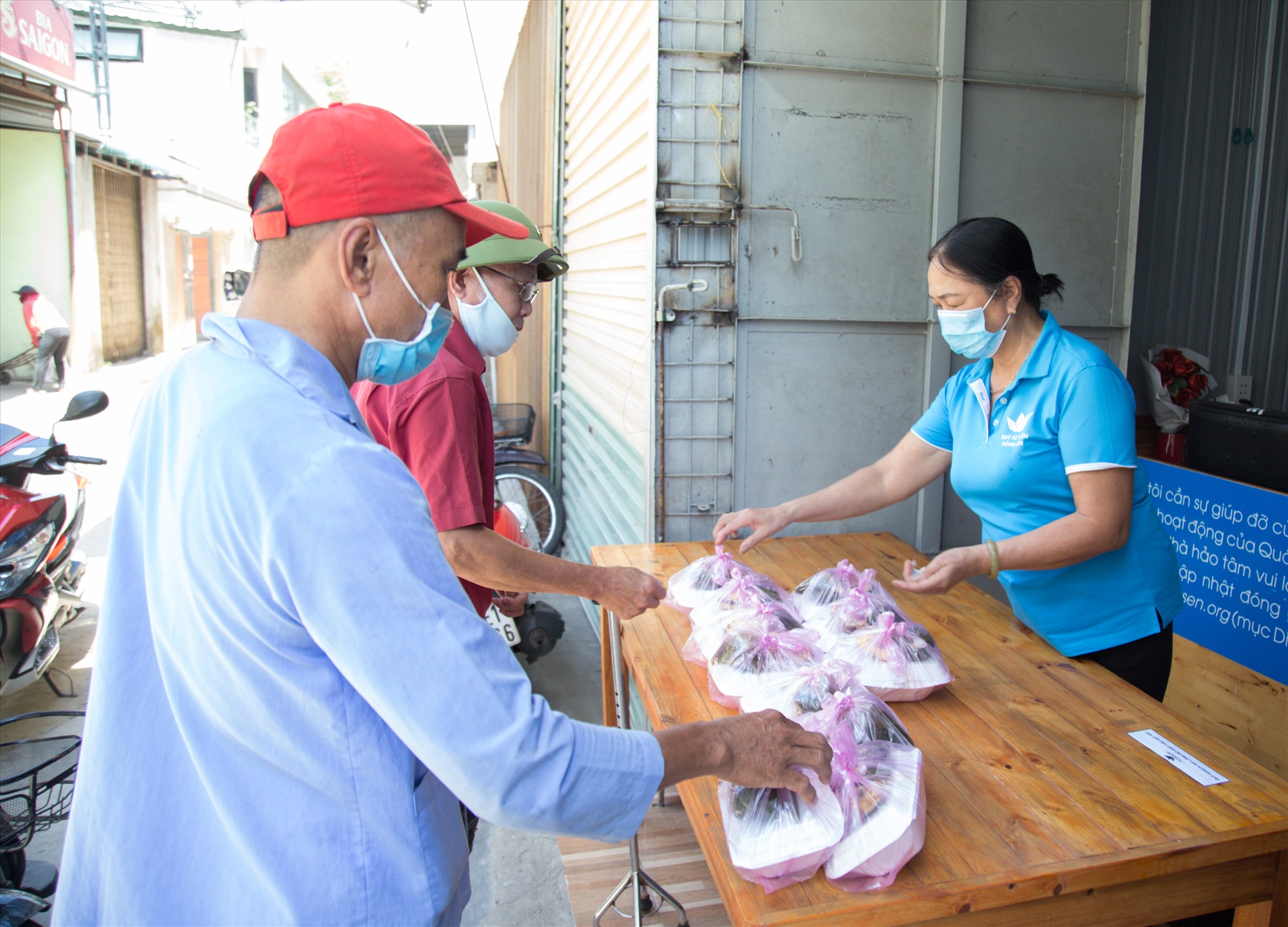 Mỗi ngày quán Yên Vui phục vụ khoảng 100-120 suất cơm 1000 đồng, 2000 đồng gồm cơm chay và cơm mặn