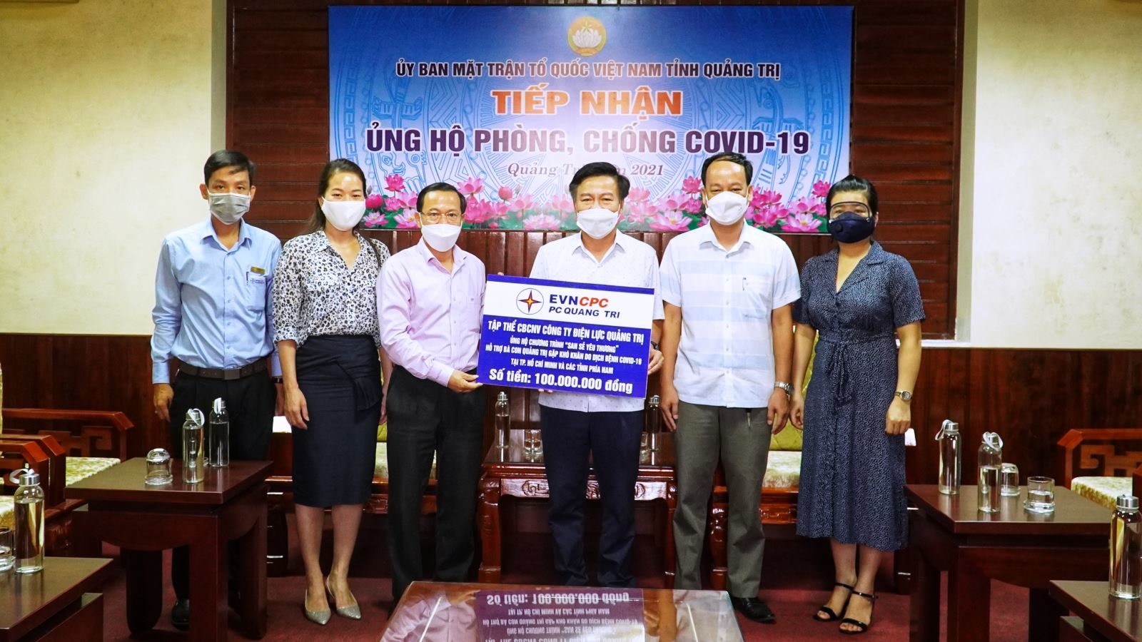 Công ty Điện lực Quảng Trị trao ủng hộ 100 triệu đồng phòng, chống dịch COVID - 19