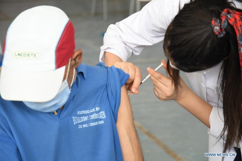 Nhân viên y tế tiêm vaccine COVID-19 cho người dân tại thủ đô Tunis của Tunisia , ngày 8/8/2021. (Ảnh: Xinhua)