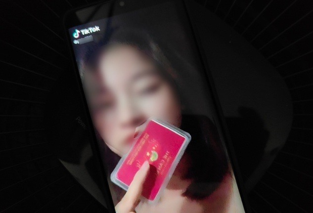Tấm “thẻ đỏ quyền lực” mà một tài khoản TikTok khoe trên mạng xã hội.