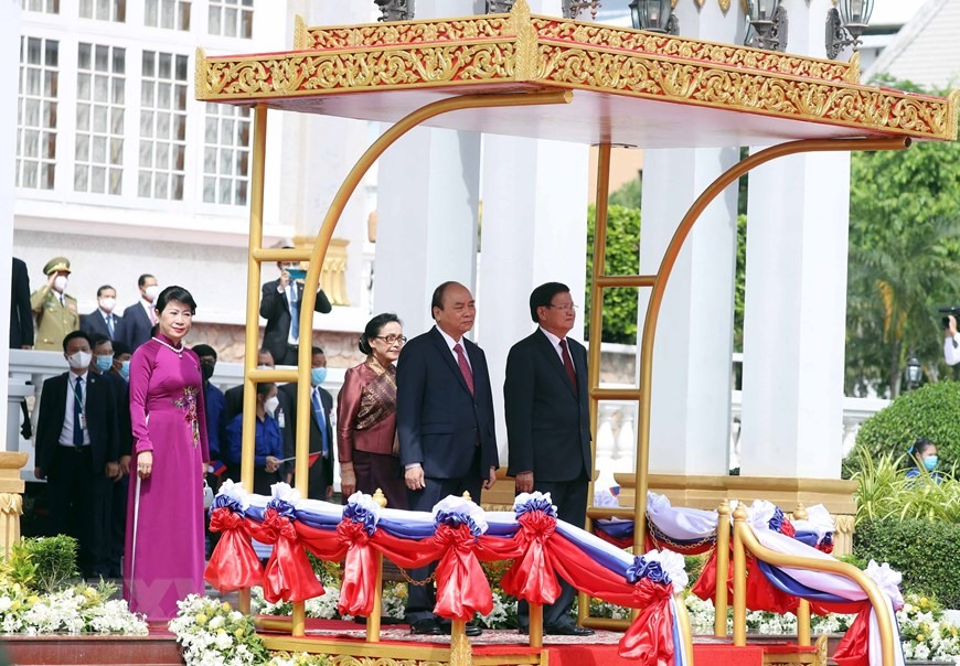 Tổng Bí thư, Chủ tịch nước Lào Thongloun Sisoulith và Phu nhân cùng Chủ tịch nước Nguyễn Xuân Phúc và Phu nhân tại lễ đón. (Ảnh: Thống Nhất/TTXVN)