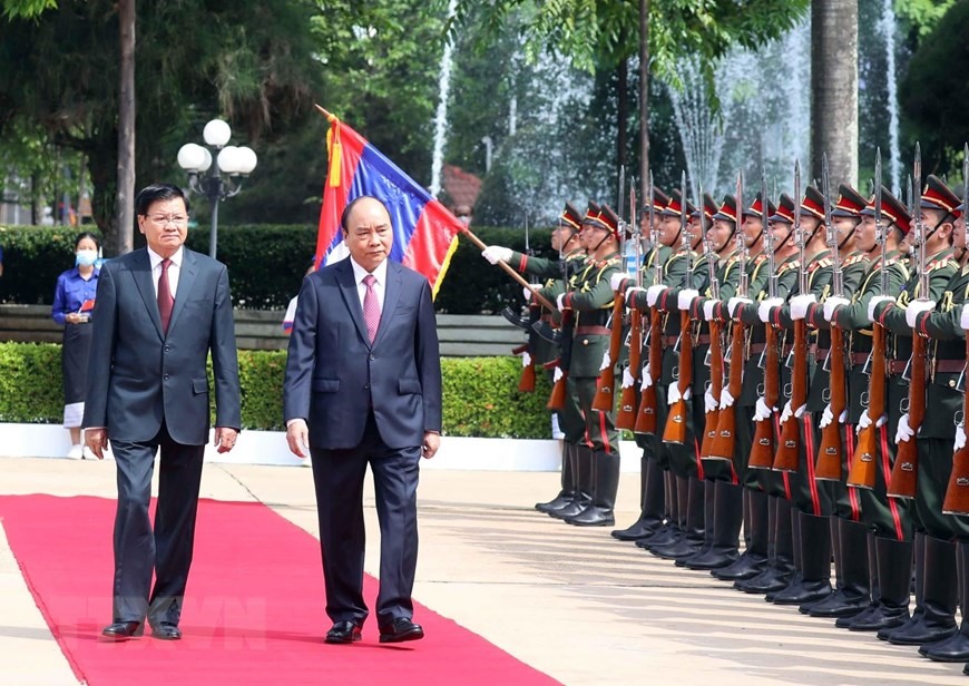 Tổng Bí thư, Chủ tịch nước Lào Thongloun Sisoulith và Chủ tịch nước Nguyễn Xuân Phúc duyệt đội danh dự. (Ảnh: Thống Nhất/TTXVN)
