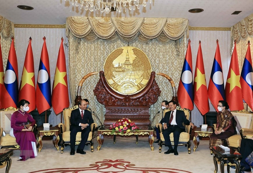 Chủ tịch nước Cộng hòa xã hội chủ nghĩa Việt Nam Nguyễn Xuân Phúc gặp hẹp với Tổng Bí thư, Chủ tịch nước Lào. (Ảnh : Thống Nhất/TTXVN)