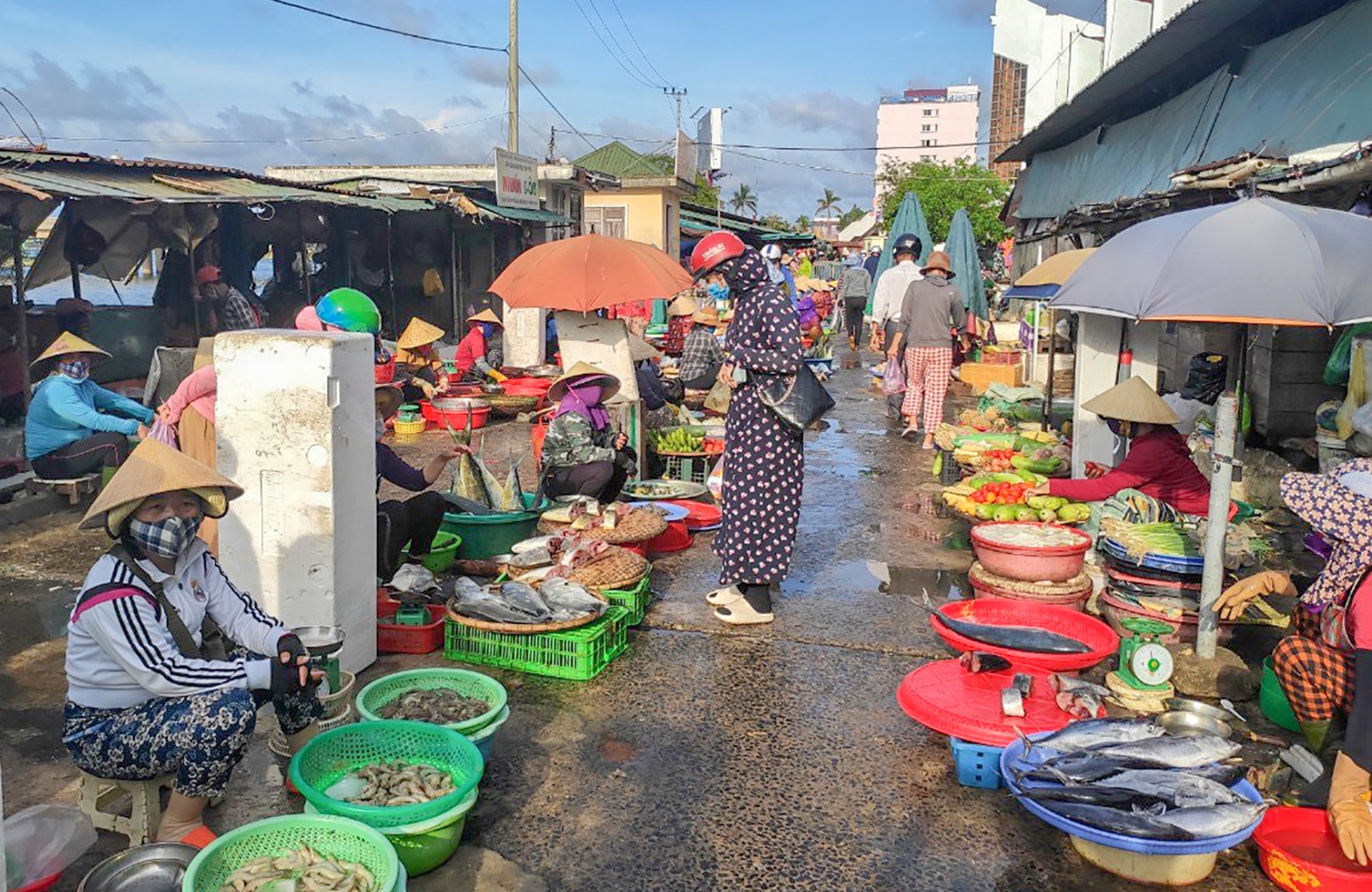 Các ngành hàng thực phẩm tại chợ Đông Hà vẫn hoạt động bình thường với lượng hàng hóa khá dồi dào - Ảnh: H.T
