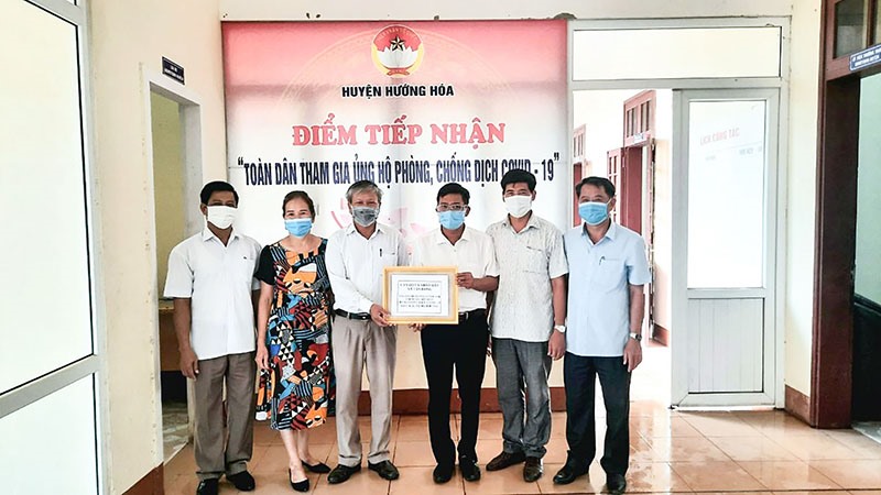 Ban Thường trực UBMTTQVN huyện Hướng Hóa tiếp nhận ủng hộ phòng, chống COVID-19 - Ảnh: M.P