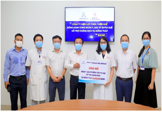 Công ty Điện lực Thừa Thiên Huế ủng hộ Đoàn y bác sĩ bệnh viện Trung ương Huế tham gia chống dịch tại miền Nam
