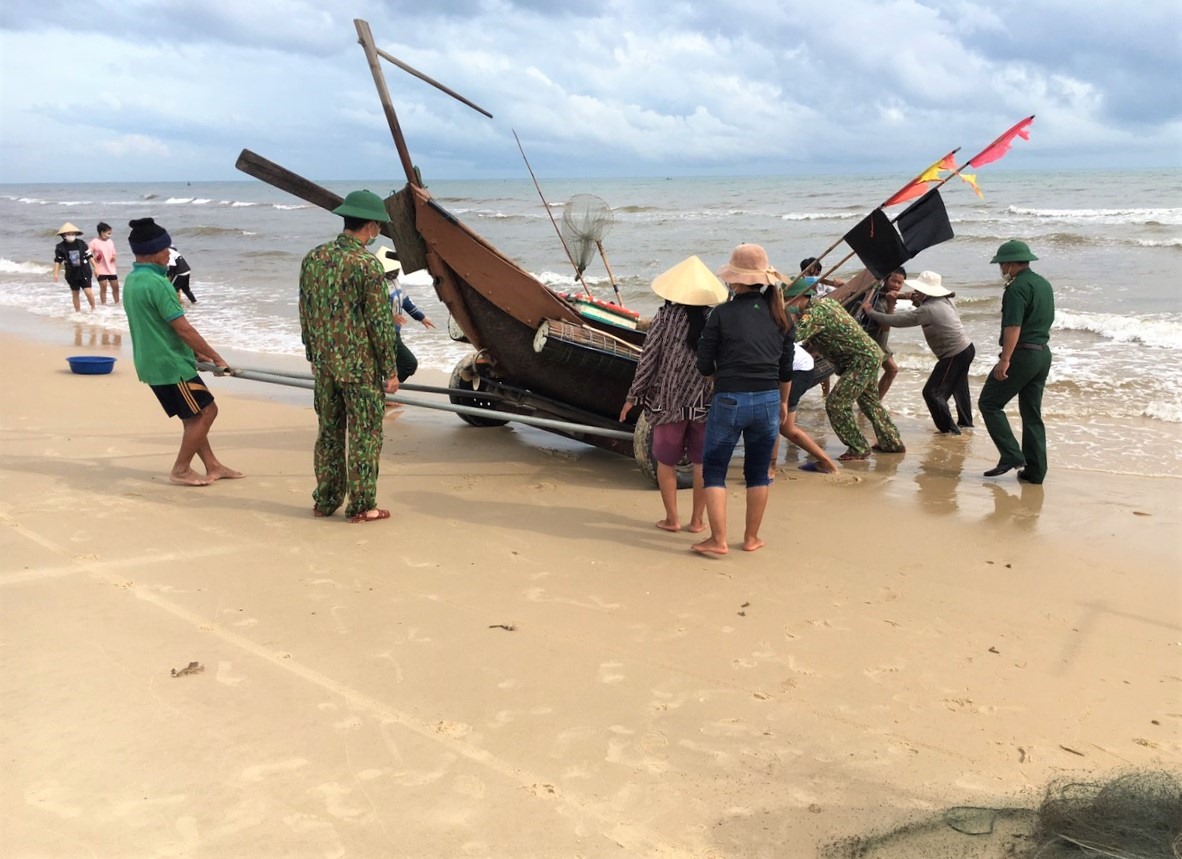 Các chiến sĩ Đồn Biên phòng Hải An giúp dân trên địa bàn đưa thuyền vào bờ