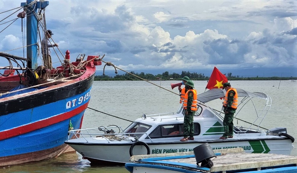 Đồn Biên phòng Cửa khẩu cảng Cửa Việt thông báo và hỗ trợ đưa tàu vào bờ trú ẩn.