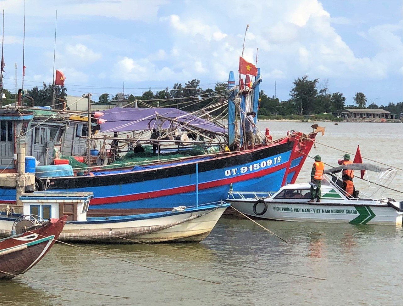 Đồn Biên phòng Cửa khẩu cảng Cửa Việt thông báo và hỗ trợ đưa tàu vào bờ trú ẩn.