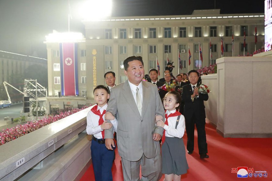 Chủ tịch Kim Jong-un xuất hiện tại lễ kỷ niệm 73 năm quốc khánh tại Quảng trường Kim Nhật Thành ở Bình Nhưỡng, Triều Tiên hôm 9/9. Ảnh: KCNA