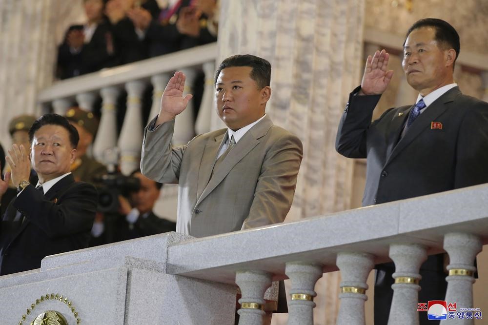 Ông Kim Jong-un cùng các quan chức cấp cao có mặt tại lễ duyệt binh tối 9/9. Ảnh: KCNA