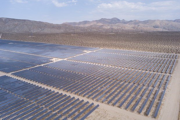 Tấm năng lượng mặt trời tại một nhà máy điện ở Mojave, California, Mỹ, ngày 18/6/2021. (Ảnh: AFP/ TTXVN)