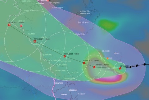 Mô hình dự báo đường đi của bão Conson trên Biển Đông của Trung tâm Dự báo Khí tượng Thủy văn Quốc gia và Cơ quan khí tượng Hong Kong. Ảnh: VNDMS và HKO.