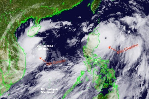 Hình ảnh vệ tinh của bão Conson chuẩn bị tác động đến đất liền nước ta và bão Chanthu đang hoạt động ở ngoài khơi Philippines. Ảnh: NICT.